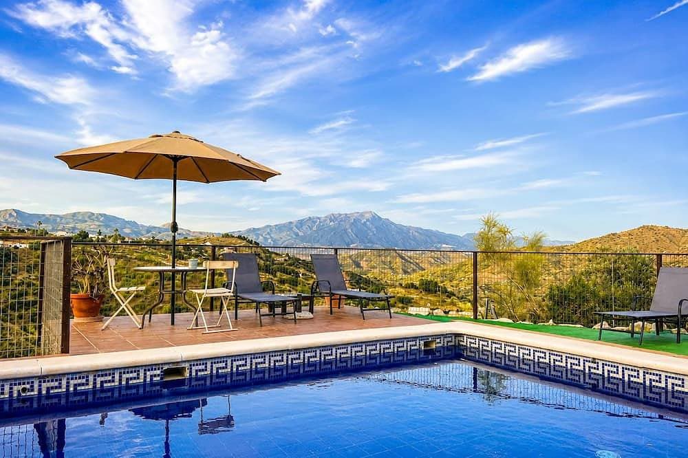 Country House with a Jacuzzi, Pool, and Spectacular Mountain Views 1