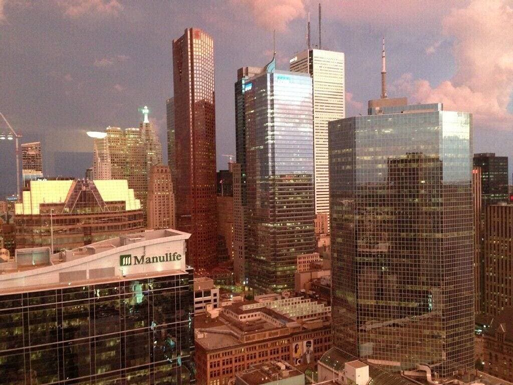 Foto 9 von 28: Luxury 1 Bedroom Condo im Herzen von Downtown Toronto