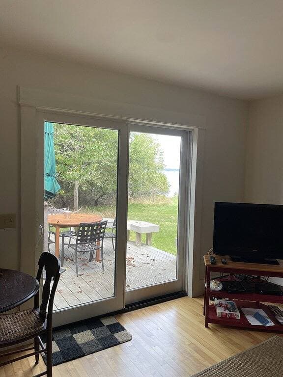 Foto 5 von 13: Charmant, 2Br Oceanfront Cottage mit herrlichem Ausblick. Neu eingerichtet.