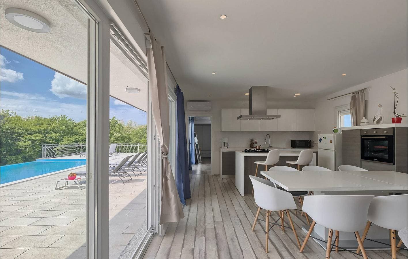 Foto 4 von 58: Geräumige 128 m² große Wohnung mit Pool, WLAN, Klimaanlage und Parkplatz