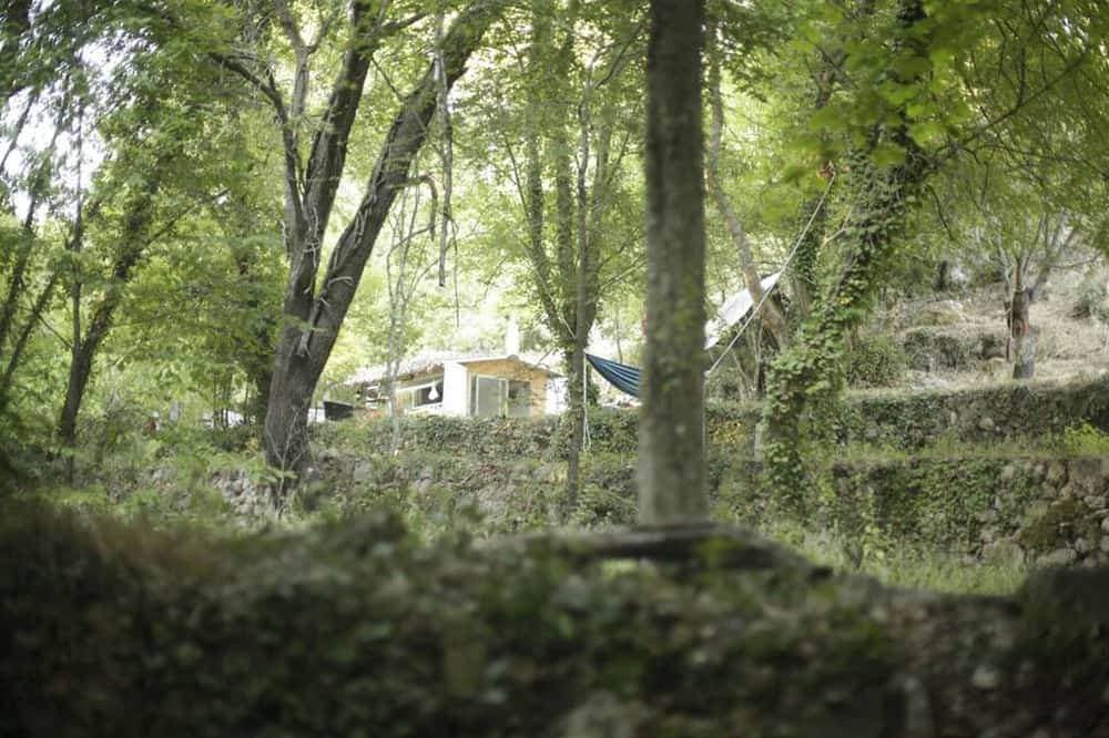 Terre libre 2, glamping. Hutt with garden and access to a river. 1