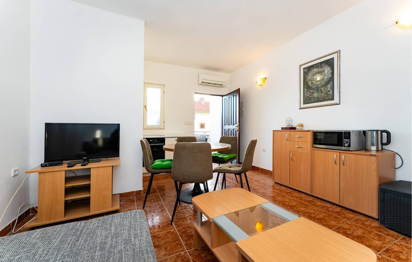 Foto 4 von 27: Gemütliche Ferienwohnung mit Terrasse in der Nähe der Küste und des Stadtzentrums in Donji Karin