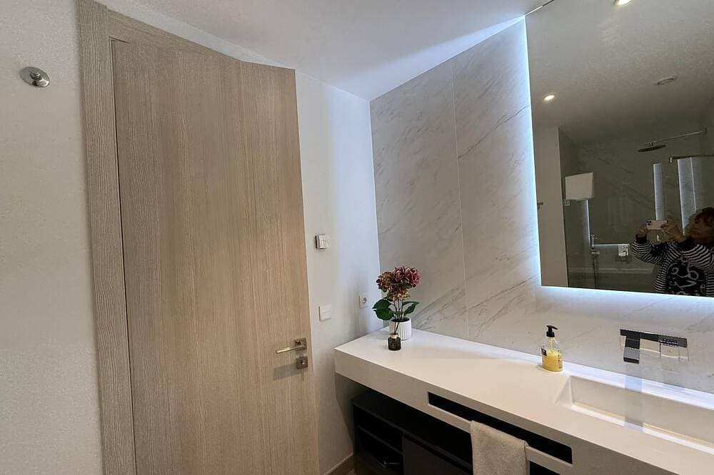 Foto 11 von 30: Wonderful sea views, super modern building with swimming pool and gym.