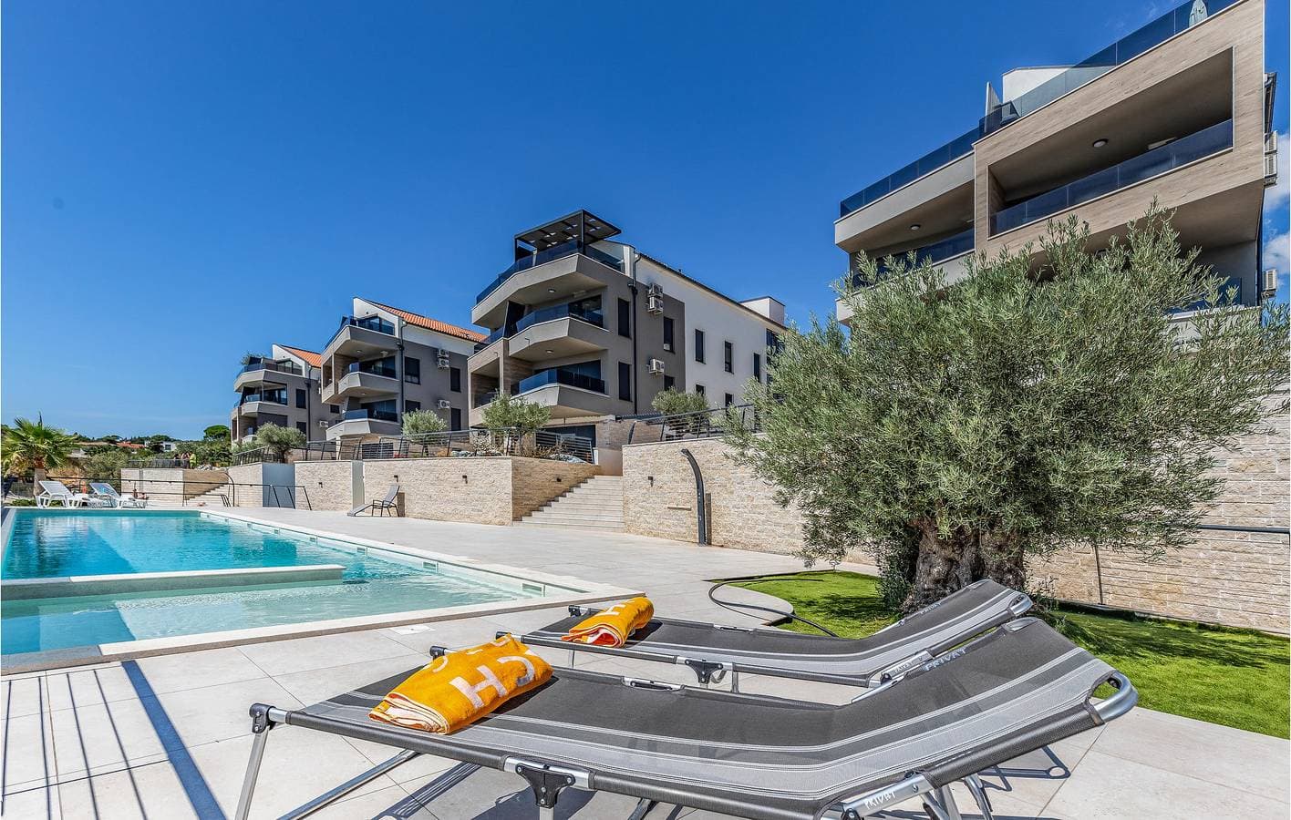 Foto 12 von 39: Gemütliche 62 m² große Ferienwohnung mit Meerblick, Pool, Strand in der Nähe und Parkplatz