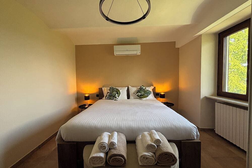 Foto 5 von 30: Relais Portaluna delle Langhe / 7Br, Sleeps 18, AC, Pool, Garden, Vineyard Views