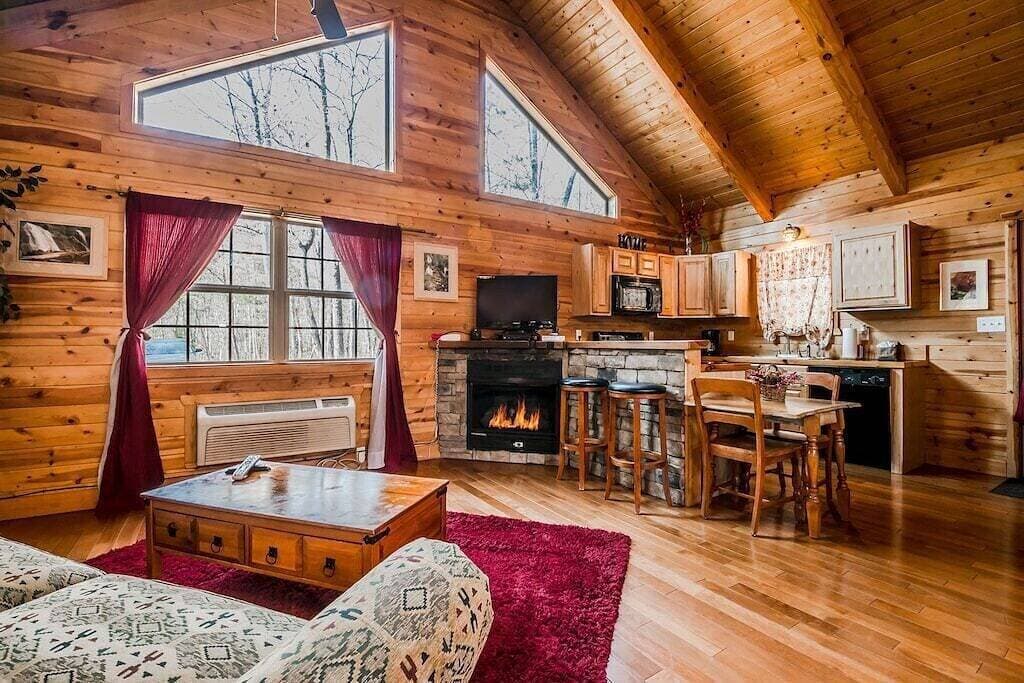 Foto 3 von 19: Romantischer Kurzurlaub Gemütliche Hütte | 1Br 1Ba | Whirlpool | Whirlpool | Haustierfreundlich
