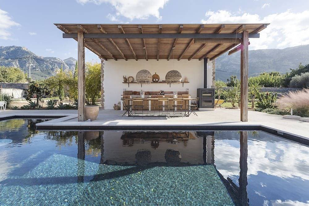 Exklusive Designer-Steinvilla mit Blick auf die Berge 1
