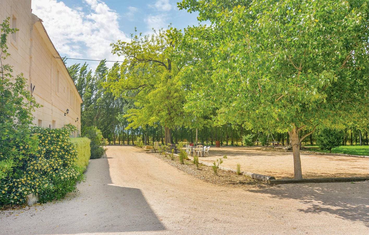 Foto 12 von 31: Geräumige Wohnung mit Pool & Garage, 900m zur Rhone