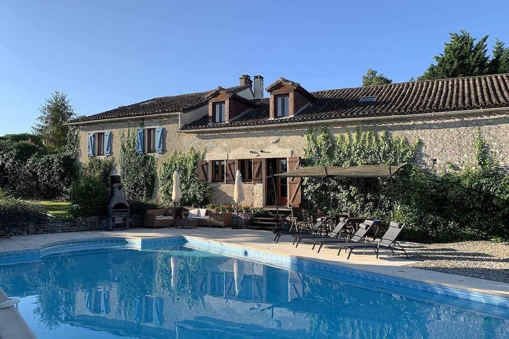 Luxurious farmhouse property with chic barn conversion & fabulous pool 1