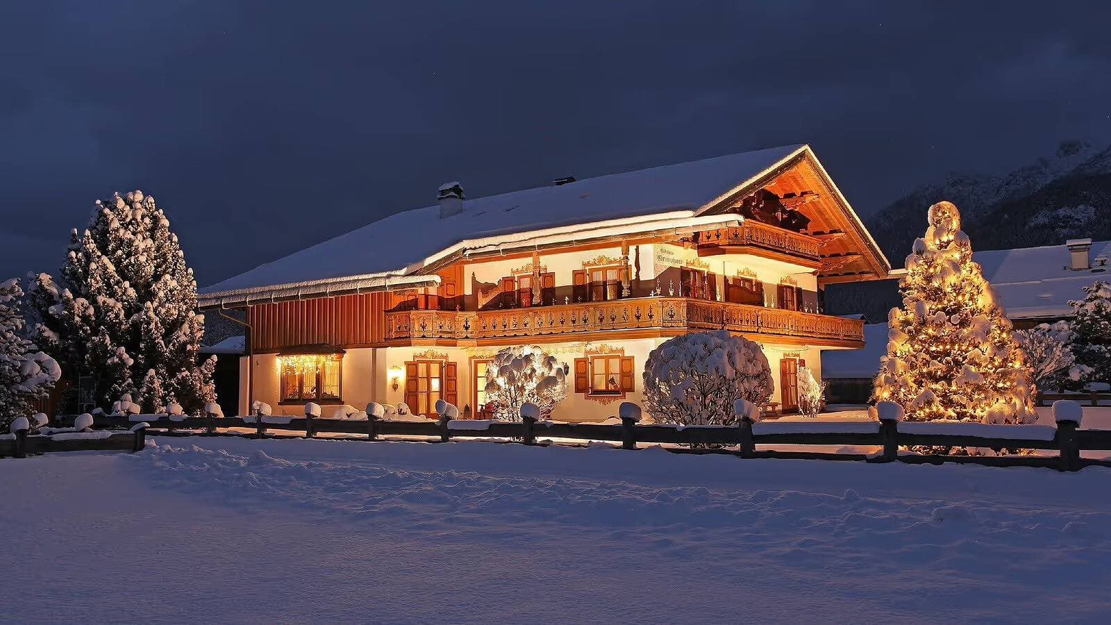 Foto 12 von 13: Gästehaus Christophorus - Ferienwohnung "Alpenglühn" mit Bergblick, Gemeinschaftsgarten und WLAN