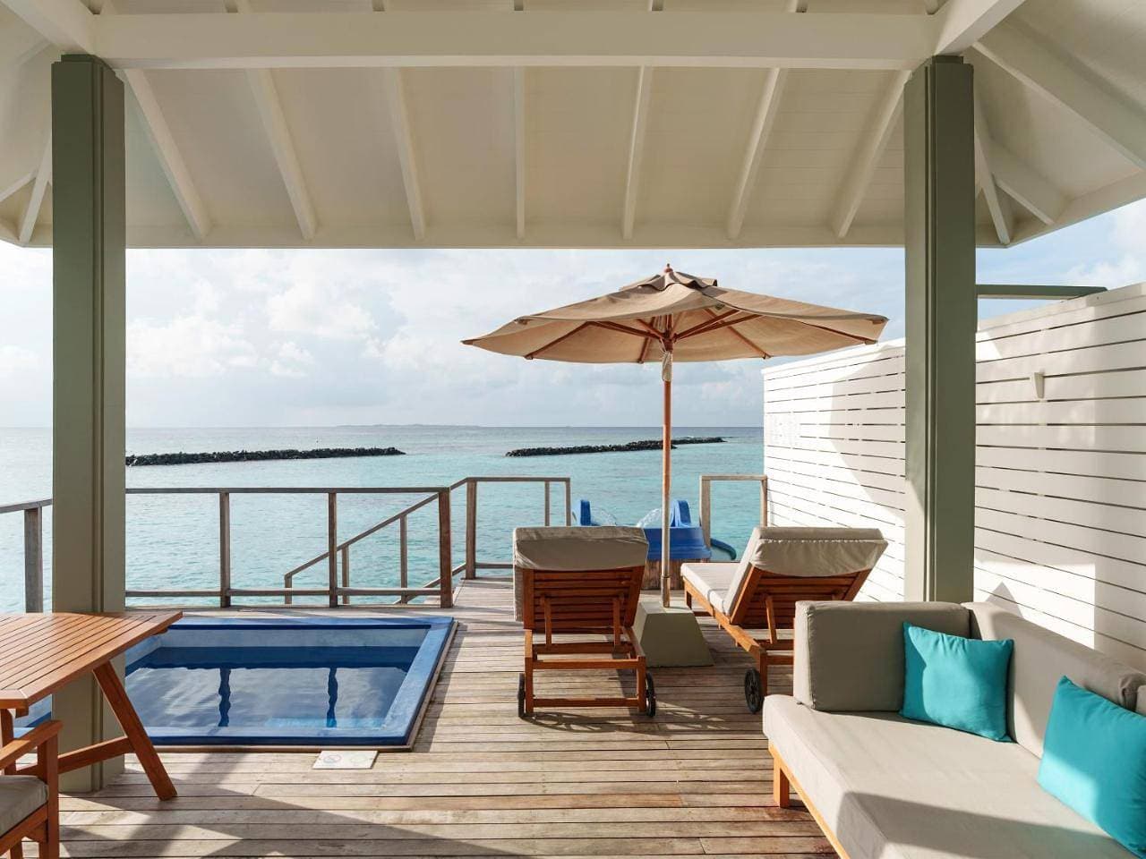 Foto 7 von 11: Water Villa Pool + Slide - Free shared seaplane for 2 guests, minimum 7-night stay