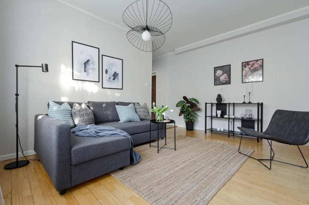 Modern 1BR Apartment with Balcony 20min to City 1