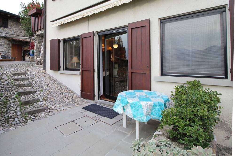 Foto 12 von 30: Zwei-Zimmer-Wohnung in Residenz mit Pool und Panoramablick auf den See in Sale Marasino