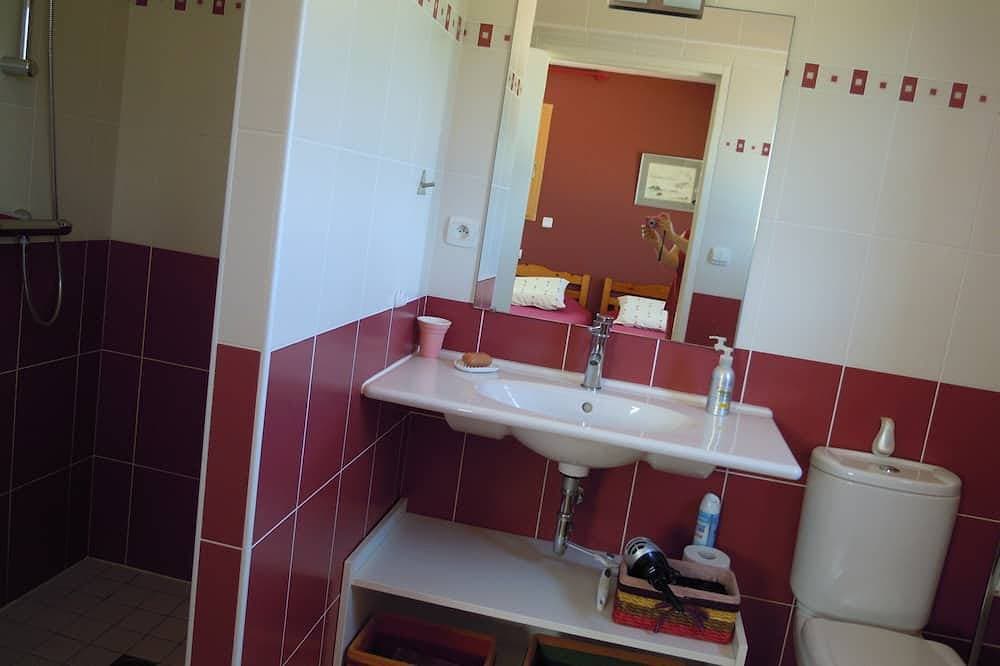Foto 6 von 30: Eine möblierte 5 ***** - Unabhängige apprt in Villa 100 m vom Meer