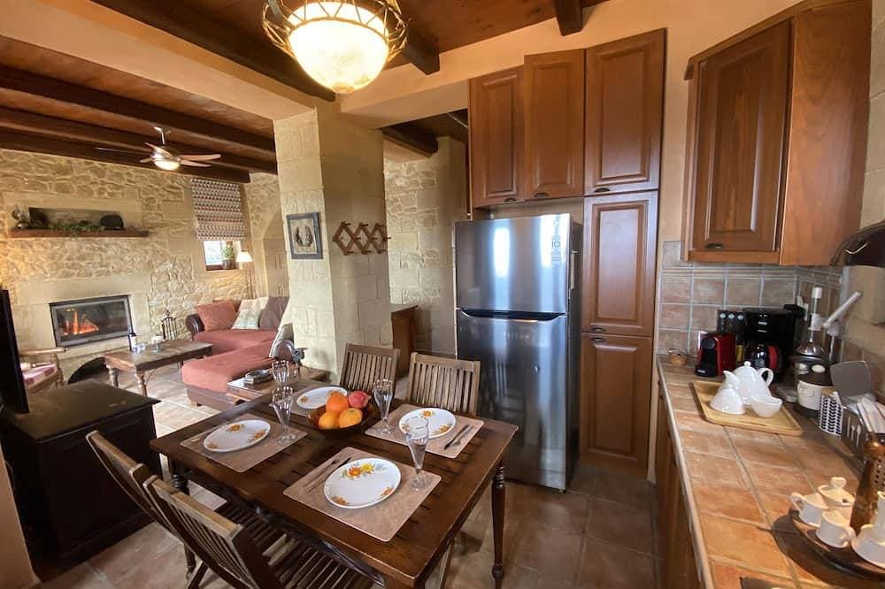 Foto 11 von 30: Panoramic luxury with heated infinity pool, sun deck, gym, bbq patio and garden