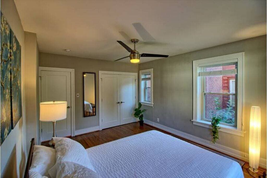 Foto 8 von 26: Stunning Minimalist Gem | Fenced Backyard + W/D