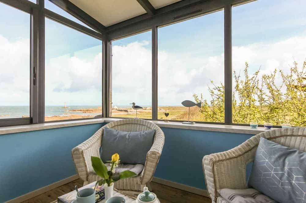 Foto 8 von 22: Haus am Meer mit Kamin und Blumengarten