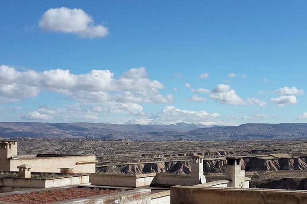 Foto 10 von 15: Cave accommodation in Cappadocia with stunning views over valleys and Mt. Argeus