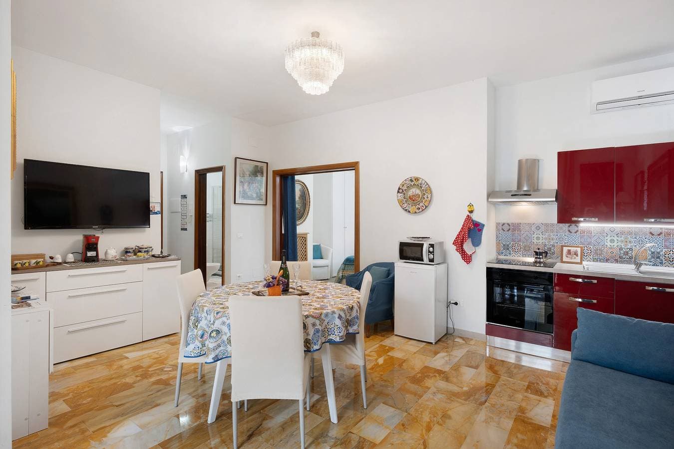Foto 12 von 27: Ferienwohnung 'La Maison De Julie' mit Bergblick, Wi-Fi und Klimaanlage