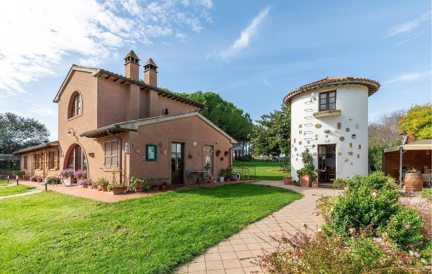 Foto 2 von 34: Moderne Ferienwohnung mit Garage, Pool und Garten