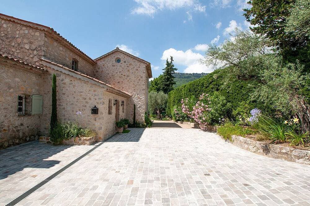 Foto 9 von 30: Luxuriöse Villa mit 6 Schlafzimmern in Le Bar sur Loup mit beheiztem Pool und hervorragender Aussicht
