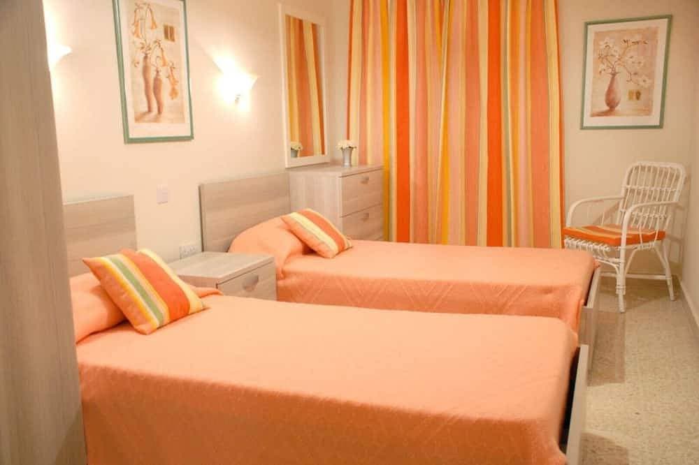 Foto 3 von 18: Superb villa 3, inviting pool and spacious outside space.Fully airconditioned.