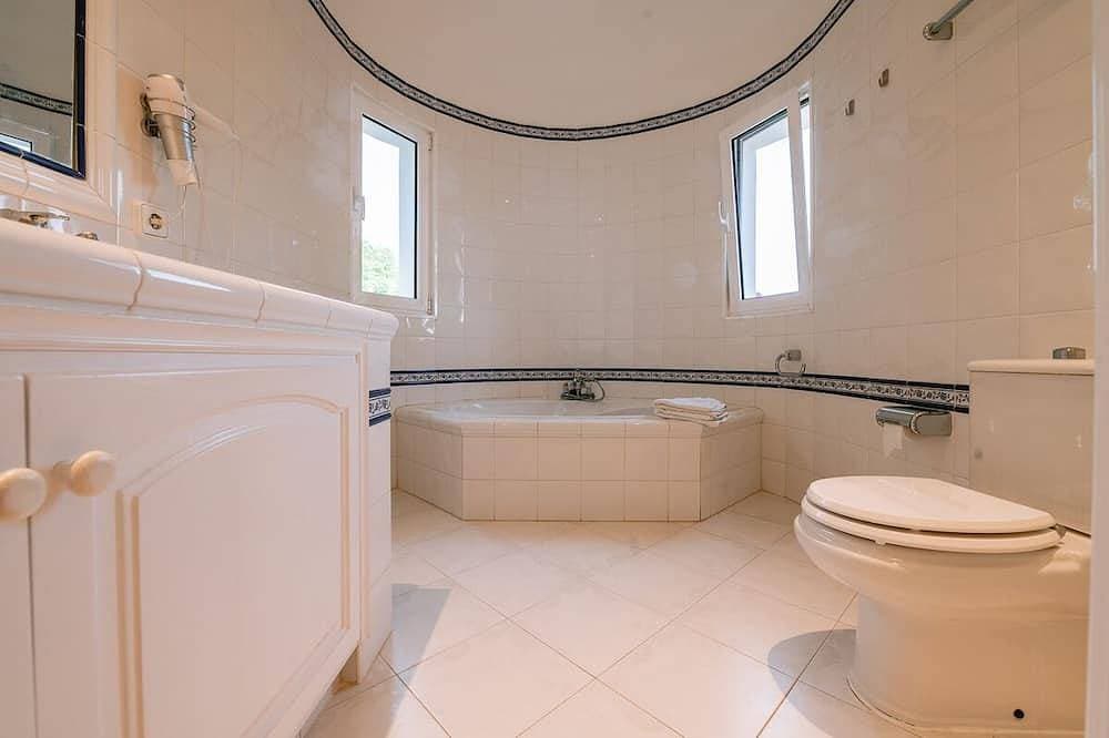 Foto 13 von 30: Amazing villa with pool in a beautiful and quite area