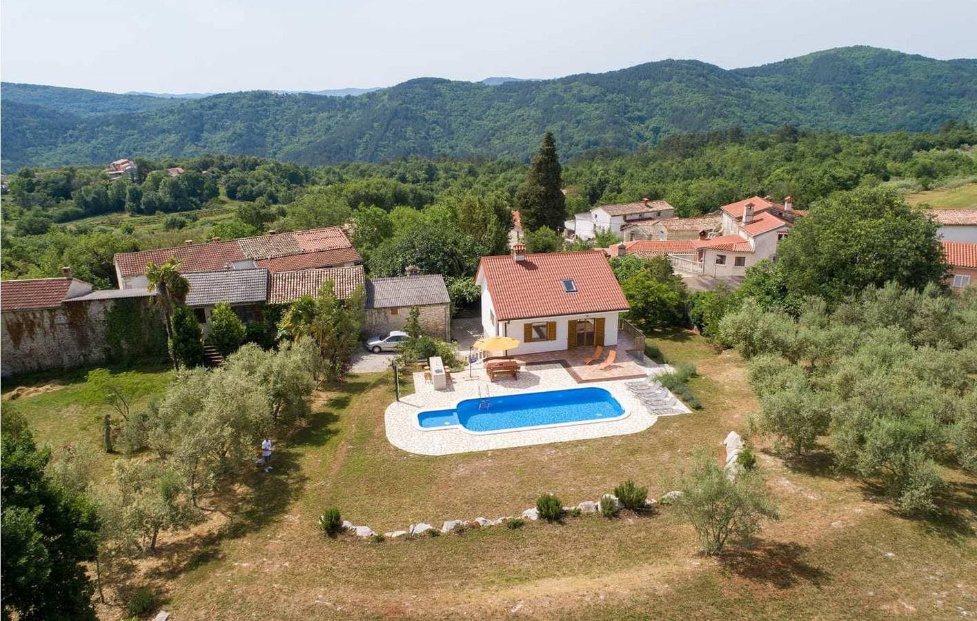 Foto 2 von 46: Geräumige 2-Zimmer-Wohnung mit Pool, Terrasse und WLAN in der Nähe des Flusses Mirna
