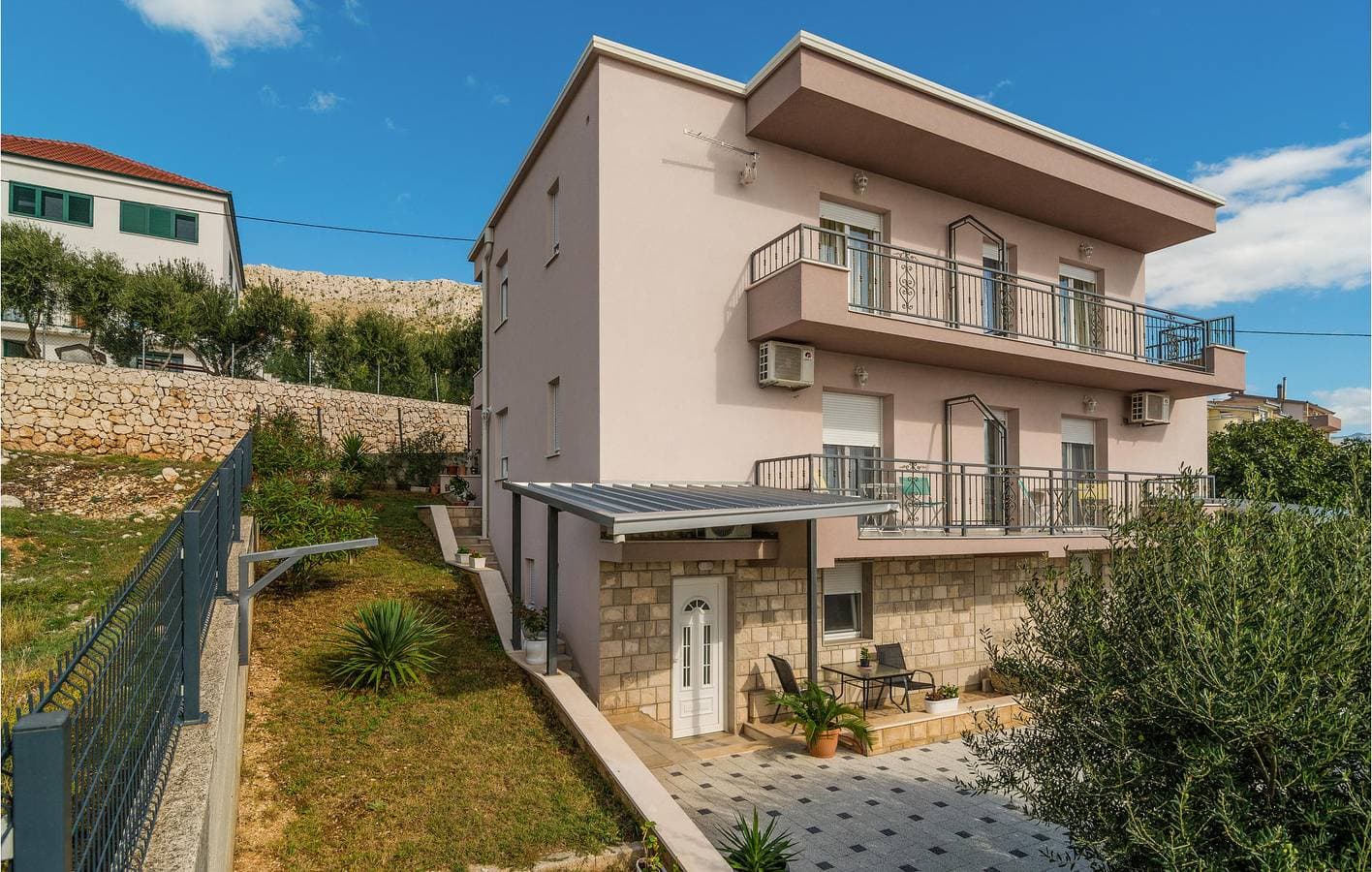 Foto 4 von 24: Gemütliche 300 m zum Strand: Klimatisierte Wohnung mit Terrasse und Parkplatz