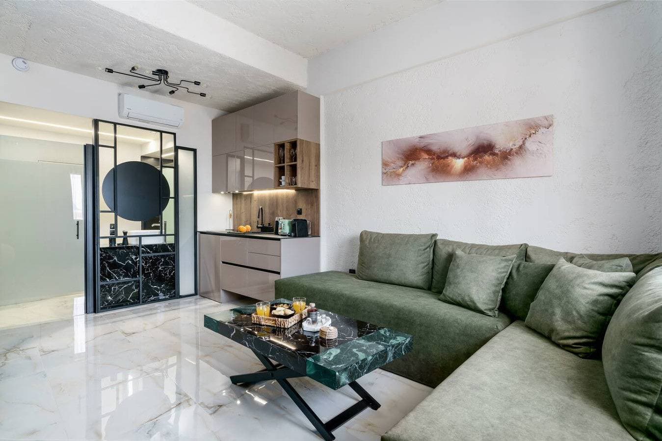 Foto 6 von 20: Stylish Suite w/Hot Tub, 40m from Beach & Taverns!
