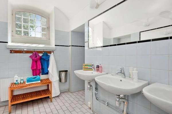 Foto 5 von 13: Twin Room with Shared Toilet