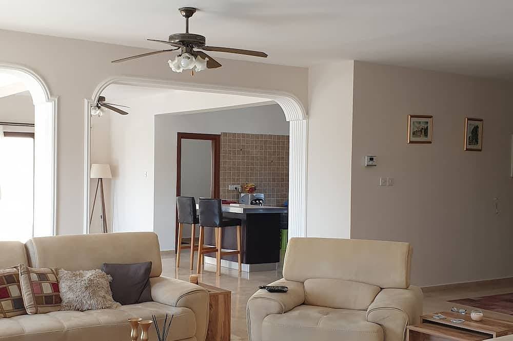 Foto 6 von 26: Spacious Villa With Private Pool, sea and Mountain View