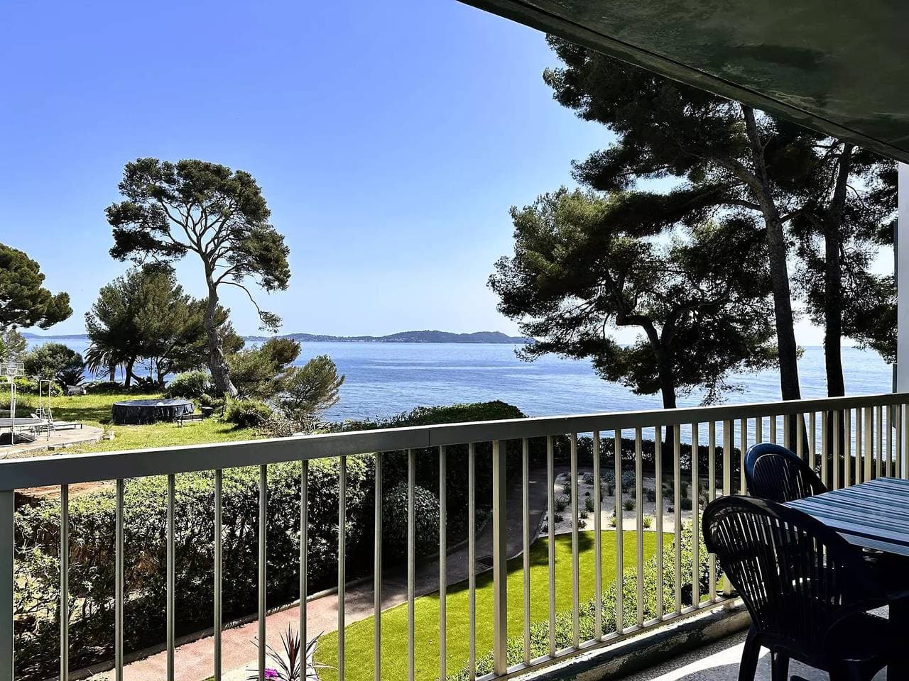 Klimatisiertes Apartment für 4 Personen mit Meerblick und Privatstrand in Carqueiranne 1