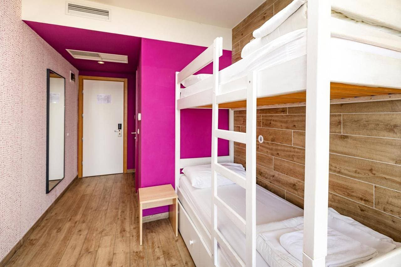 Foto 7 von 10: Twin Room with Bunk Beds and Garden View