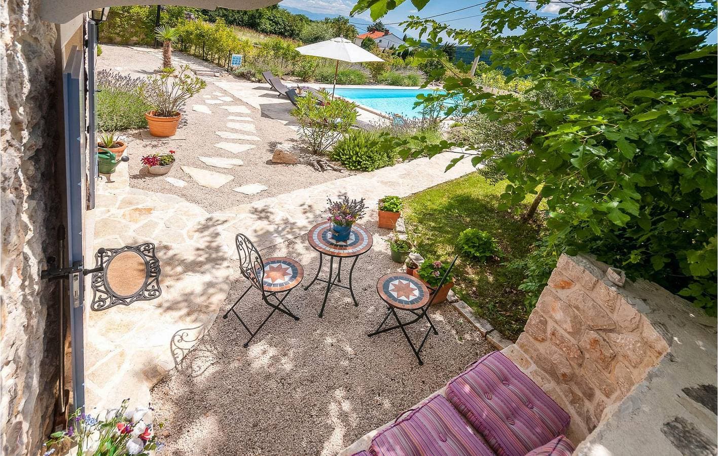 Foto 13 von 42: Gemütliche 1-Zimmer-Wohnung mit Pool, WLAN und Parkplatz in der Nähe des Zentrums von Bribir