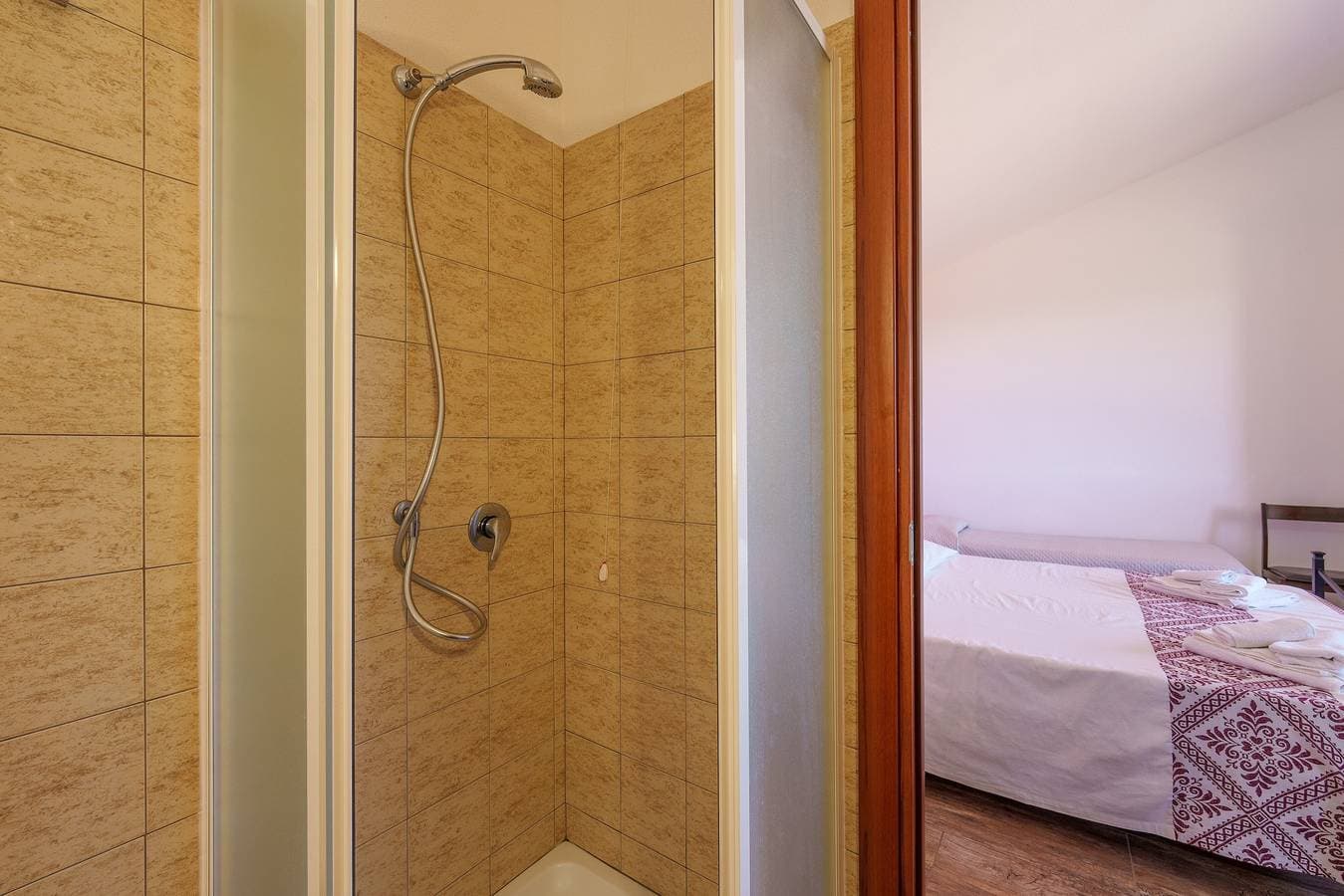 Foto 13 von 28: Ferienapartment "Casa Ginestre" mit Meerblick, Gemeinschaftspool und WLAN