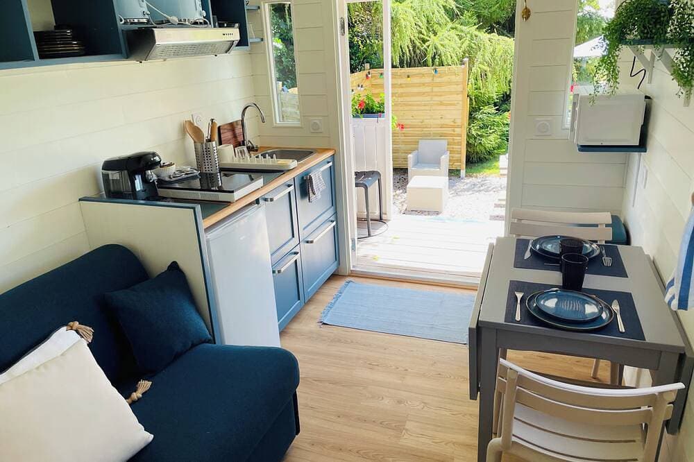 Foto 5 von 9: Cozy Travel Trailer in Normandy