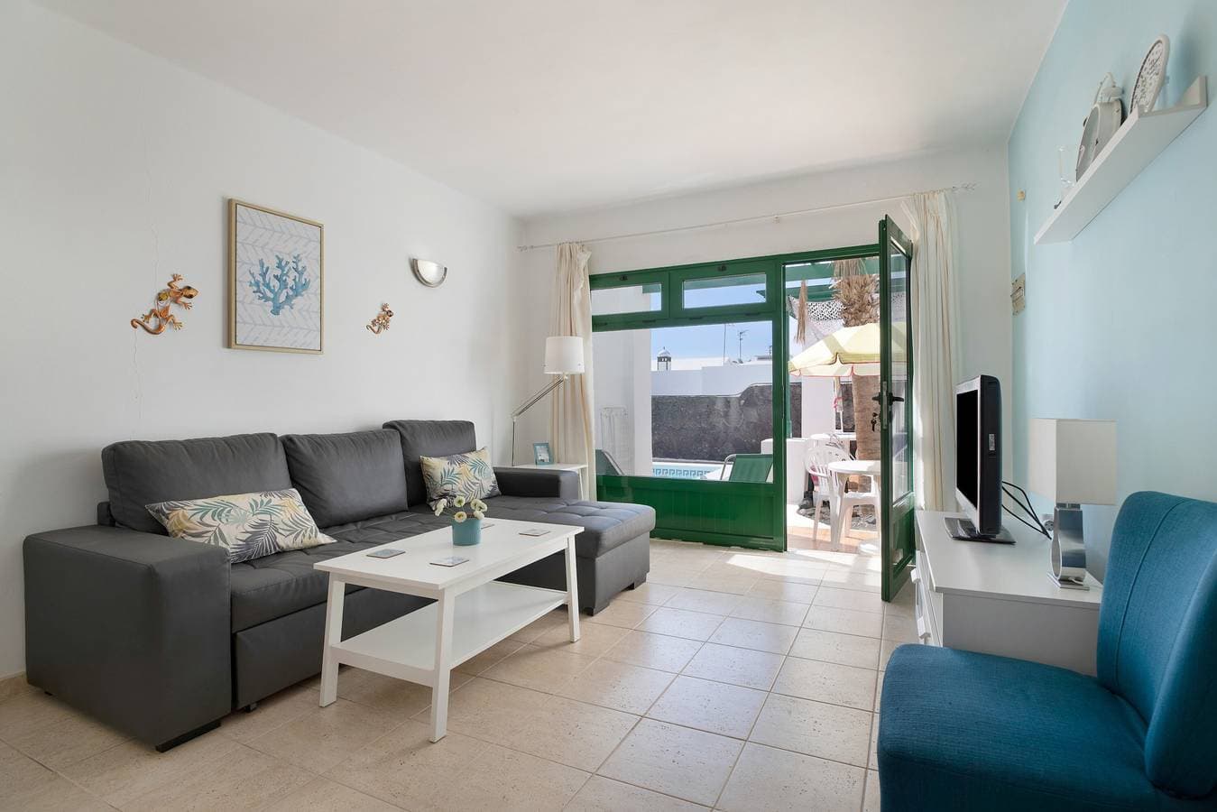 Foto 5 von 27: "Apt 2 Las Palmeras III Lanzarote" mit Meer- und Bergblick, Gemeinschaftspool und privater Terrasse