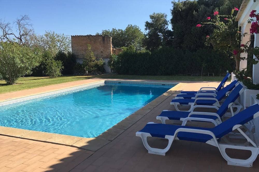 Quiet house ideally located with garden and large swimming pool with all comforts 1