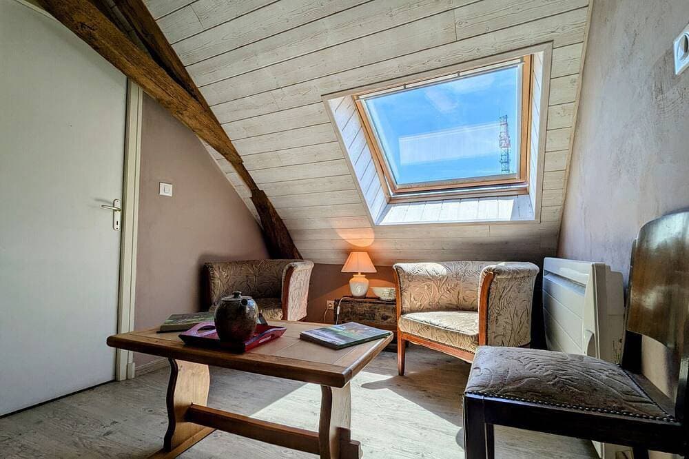 Foto 10 von 20: Gemütliches Zimmer mit Sitzecke und Frühstück