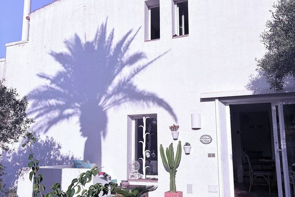 Foto 12 von 26: Villa like an oasis with Mediterranean garden and heated pool in Cadaqués