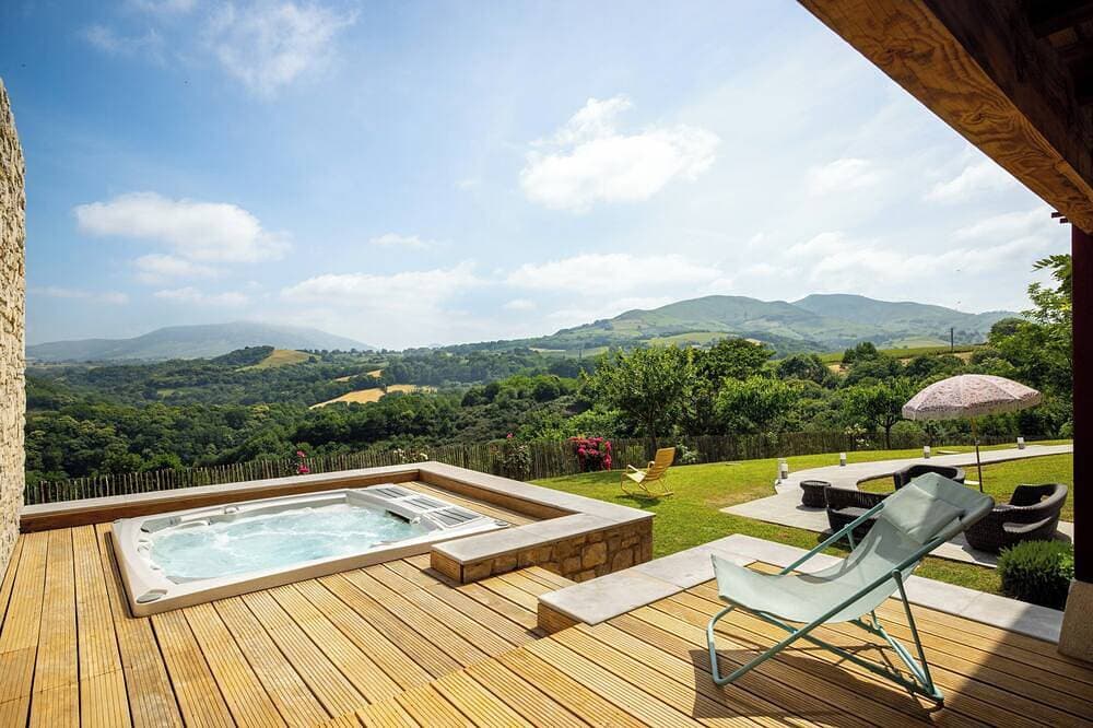 Foto 9 von 12: Spacious Ursuya studio with mountain views, spa & pool access
