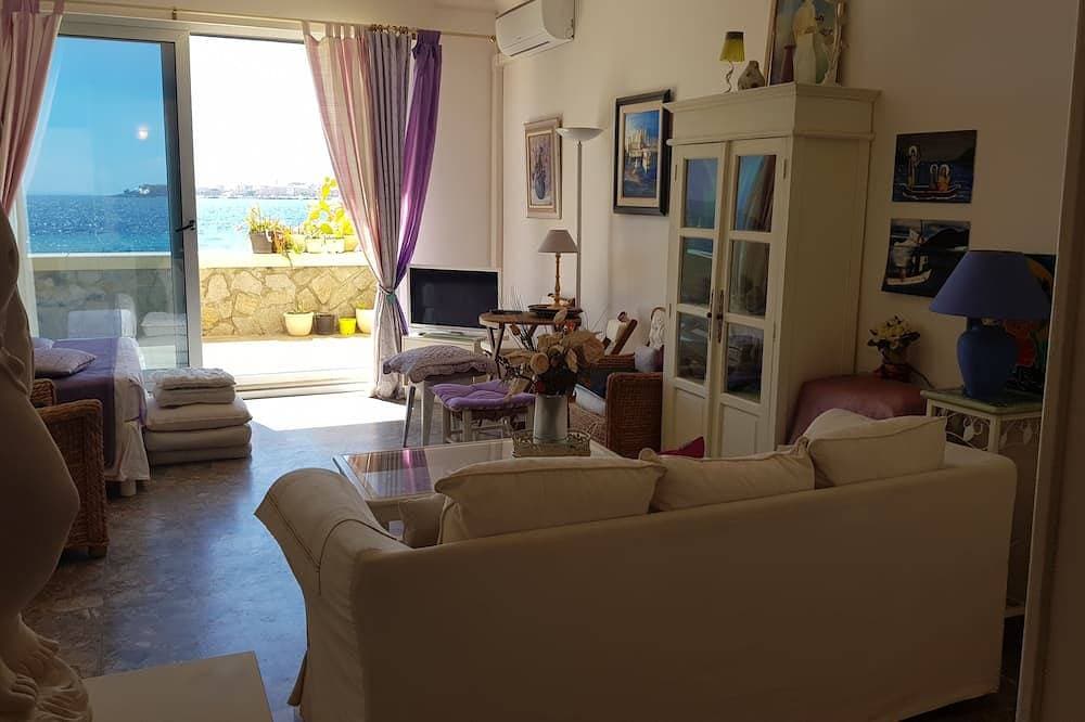 Foto 7 von 16: Großes, helles Studio mit Terrasse am Strand mit Meer- und Stadtblick
