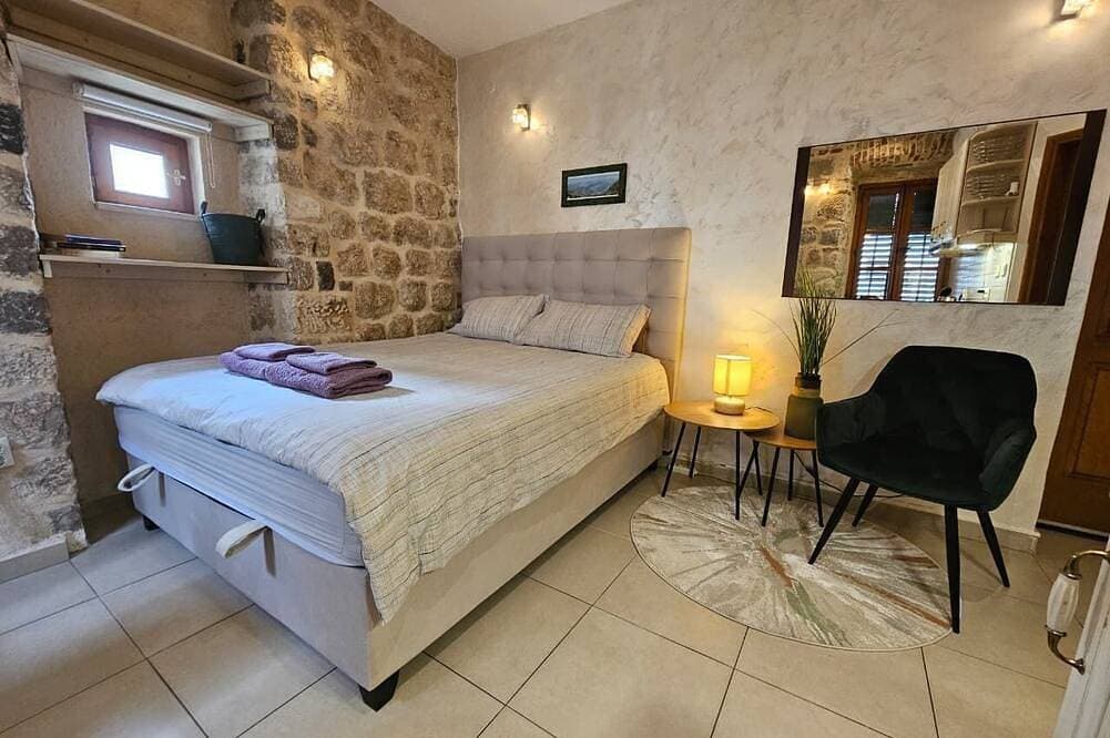 Foto 3 von 24: Charakter gut ausgestattet (rechts) Studio-Apartment im historischen Zentrum von Kotor