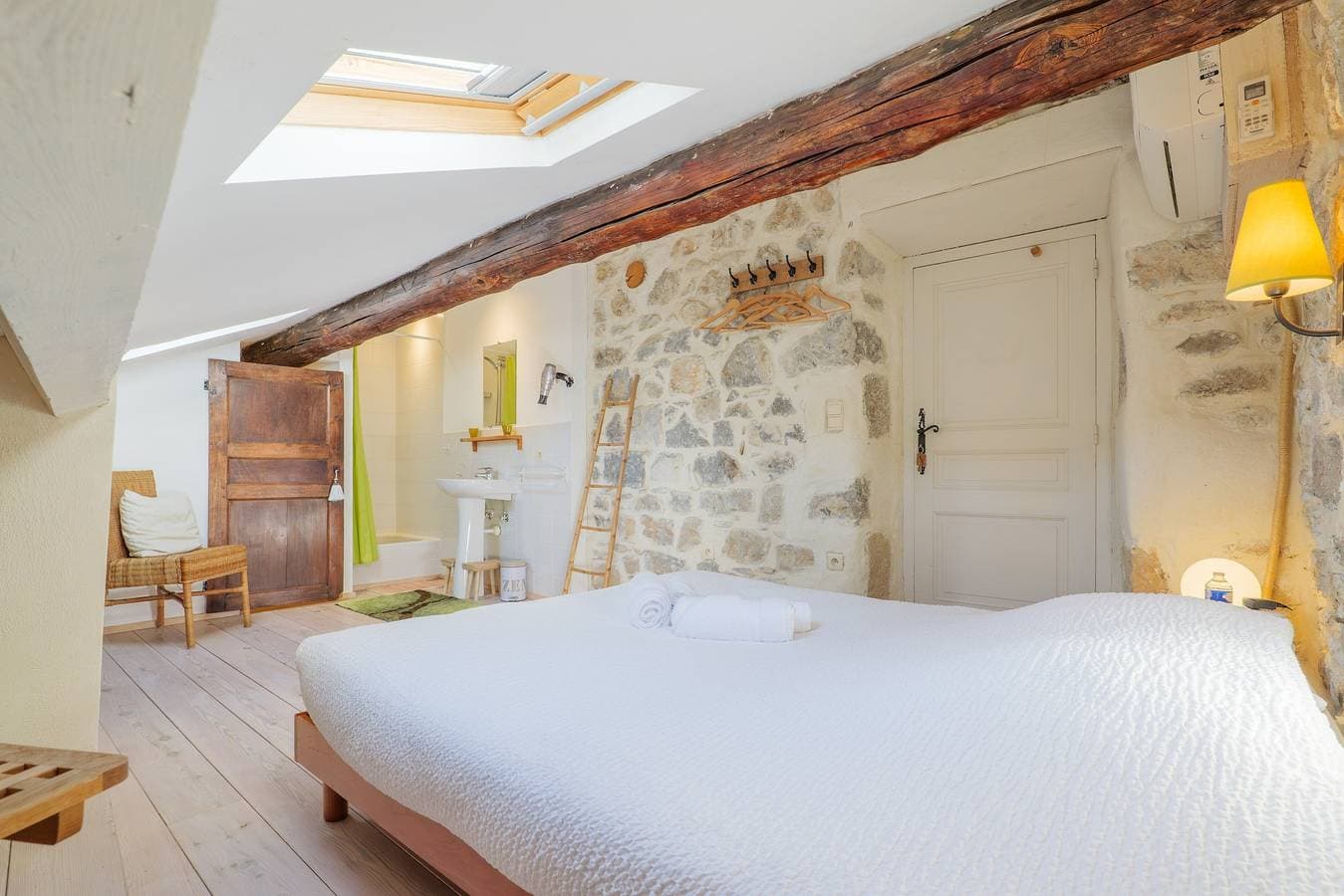 Foto 7 von 33: Gästezimmer „Le Pigeonnier“ mit Gemeinschaftspool, WLAN und Klimaanlage