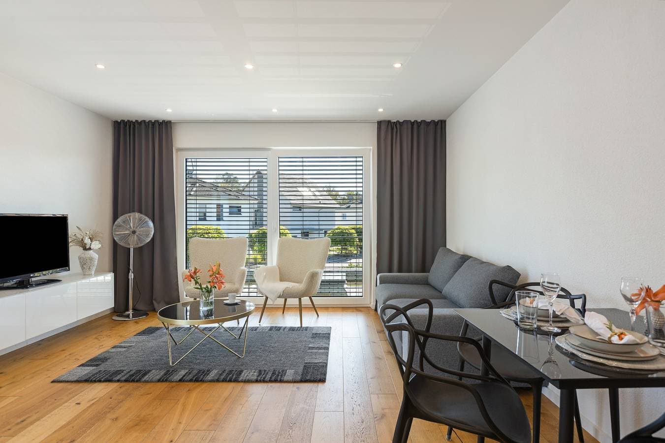 Foto 2 von 20: Ella's Lounge – Moderne Ferienwohnung mit Terrasse und WLAN am Waldrand
