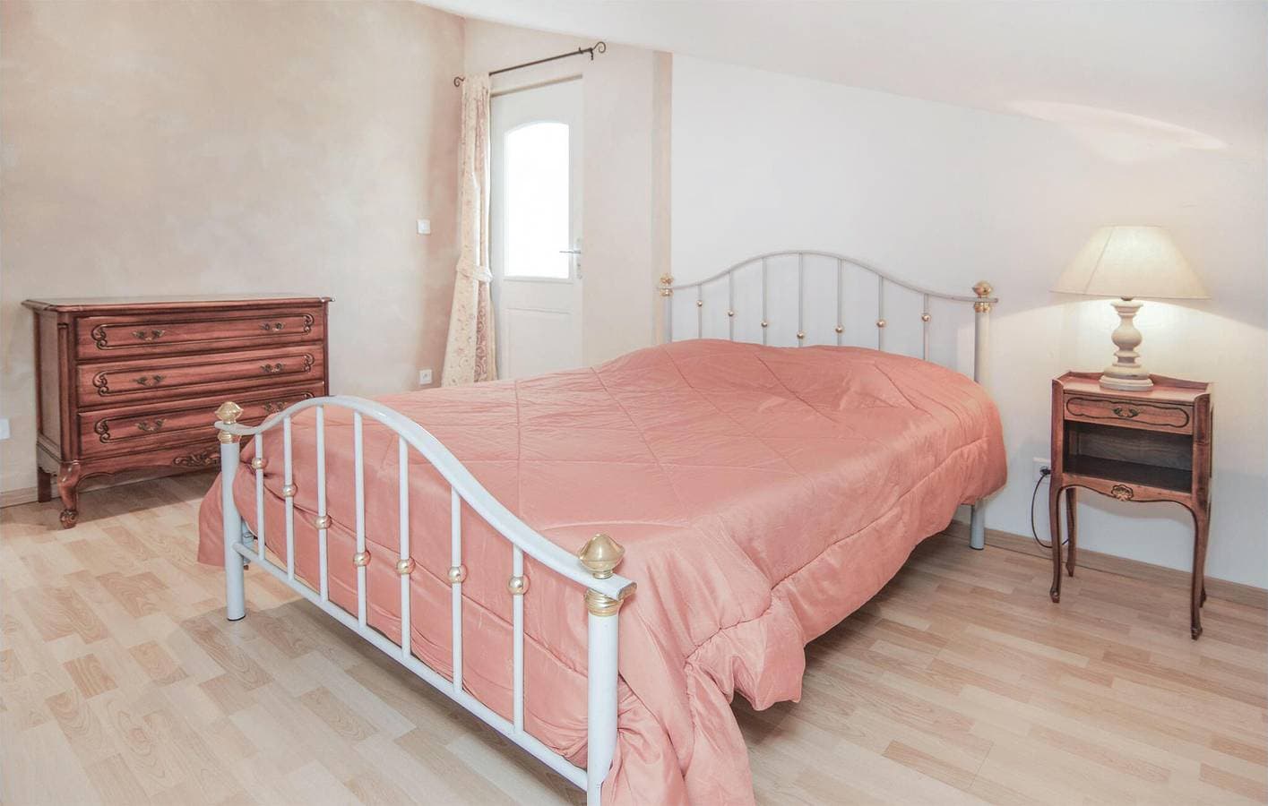 Foto 7 von 34: Gemütliche Wohnung mit Pool, Garten und Parkplatz in der Nähe von Rhone