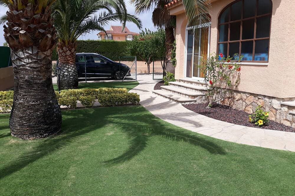 Foto 12 von 30: Chalet With Charm! Spacious law garden, pool with deck and more