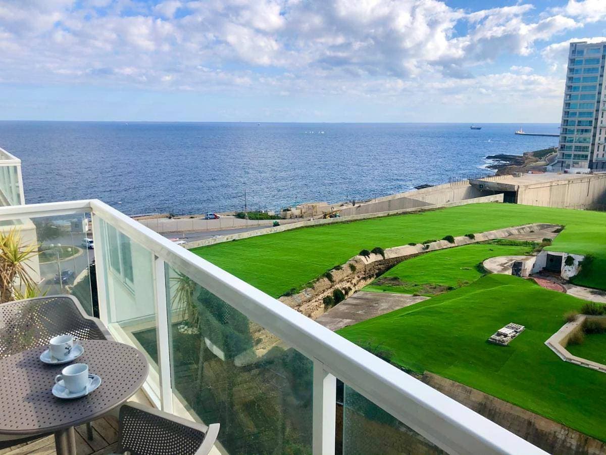 Stylish Seaview Apartment In a Prime Location 1