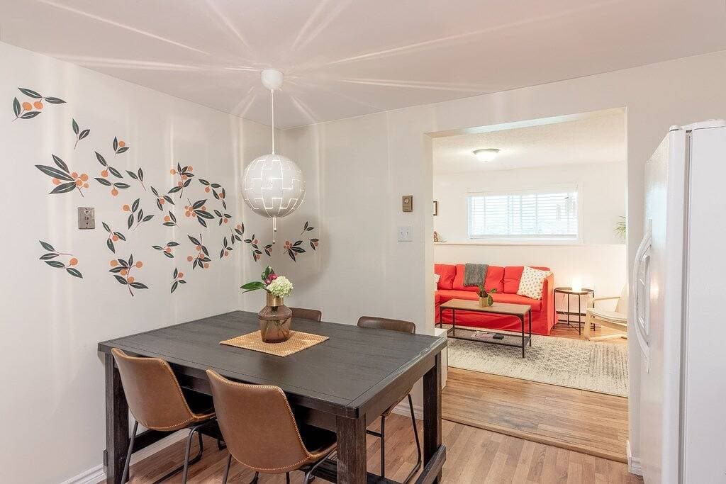 Foto 12 von 19: Quiet, large private backyard, fully equipped, dreamy beds!  Short or long term.